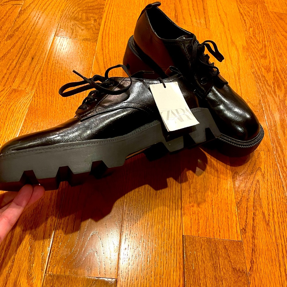 Brand new Zara shoes size 10 . Asking 30$